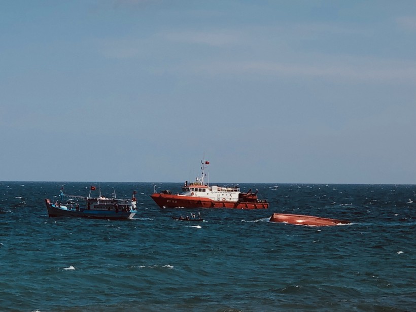 Tàu tìm kiếm cứu nạn BP 11-19-01 cùng 8 cán bộ, chiến sĩ đang tích cực tìm kiếm ngư dân mất tích.