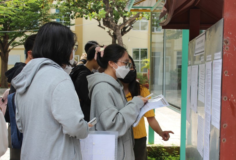 Thí sinh xem danh sách phòng thi tại điểm thi Trường THPT Trần Nguyên Hãn (TP Vũng Tàu).
