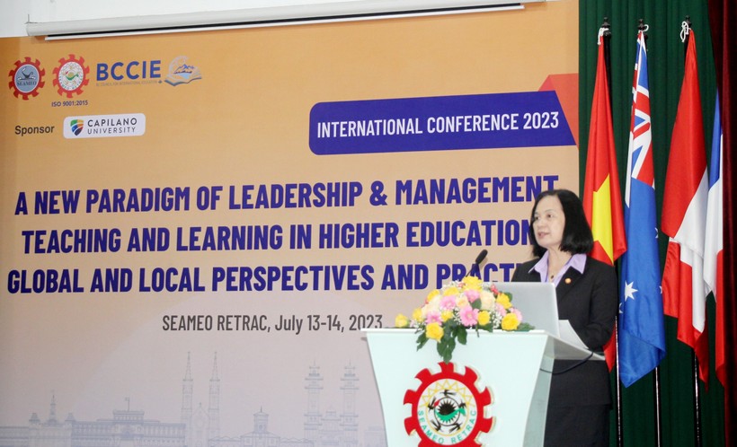 Bà Hồ Thanh Mỹ Phương phát biểu tại hội thảo.