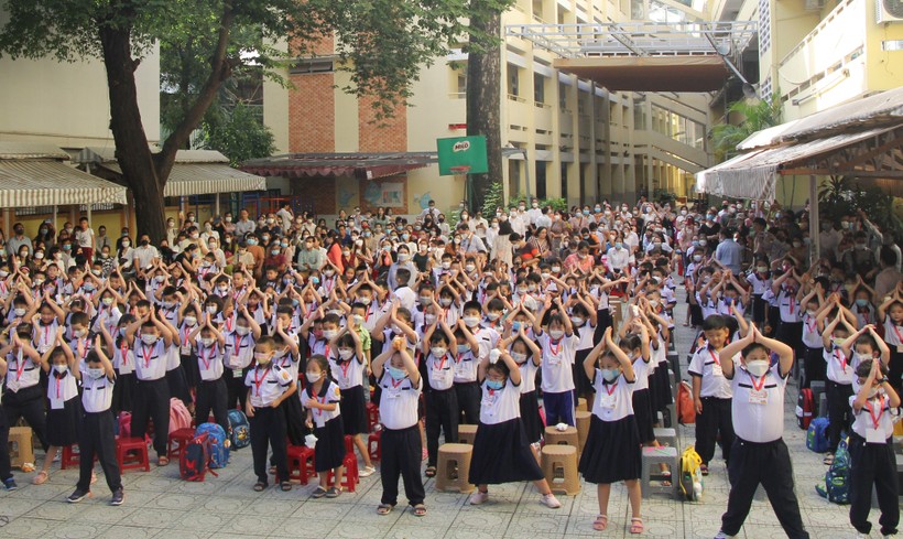 Học sinh Trường tiểu học Nguyễn Bỉnh Khiêm (quận 1) trong ngày tựu trường năm học 2022-2023.