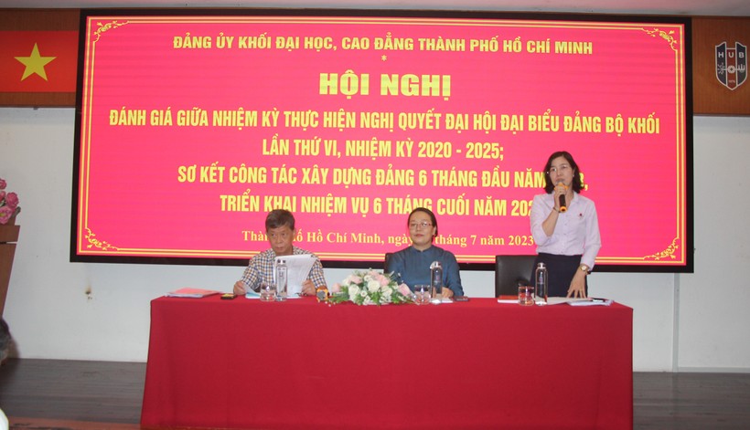 Lãnh đạo Đảng ủy khối Đại học, Cao đẳng TPHCM điều hành hội nghị.