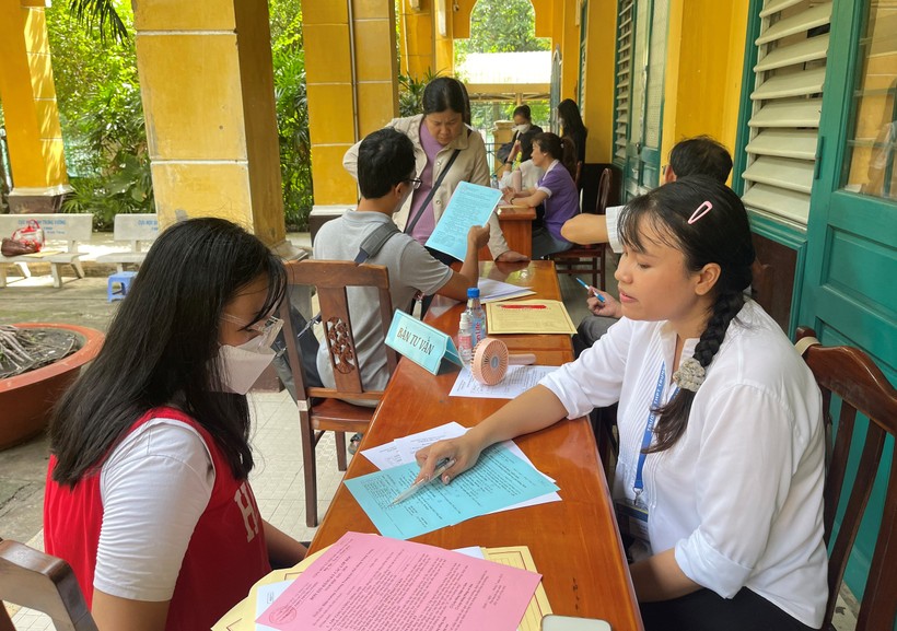Trường THPT Trưng Vương (quận 1) tổ chức tư vấn cho thí sinh lớp 10.