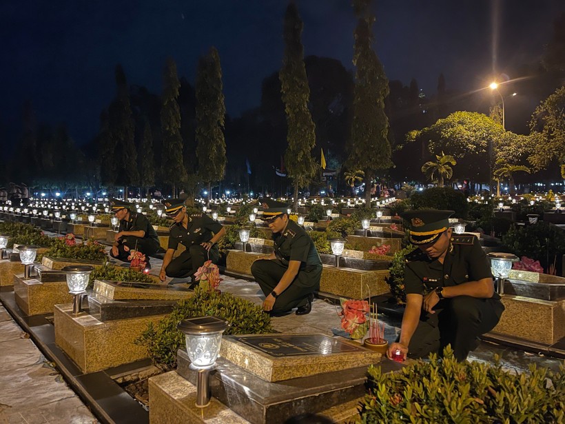 Tuổi trẻ Bộ đội Biên phòng Bà Rịa – Vũng Tàu thắp nến tri ân tại Nghĩa trang liệt sĩ tỉnh.