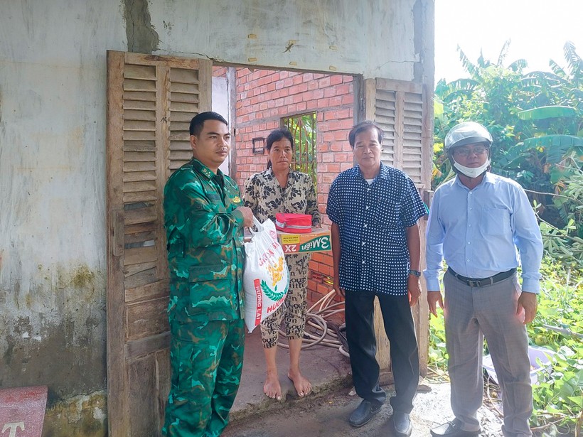 Cán bộ Đồn Biên phòng Vĩnh Châu phối hợp với chính quyền địa phương thăm tặng quà cho các hộ gia đình bị thiệt hại do giông lốc gây ra.