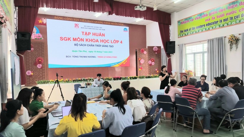Sở Giáo dục và Đào tạo TPHCM phối hợp với NXB Giáo dục Việt Nam tổ chức tập huấn, bồi dưỡng giáo viên sử dụng sách giáo khoa tiếng Việt lớp 4.