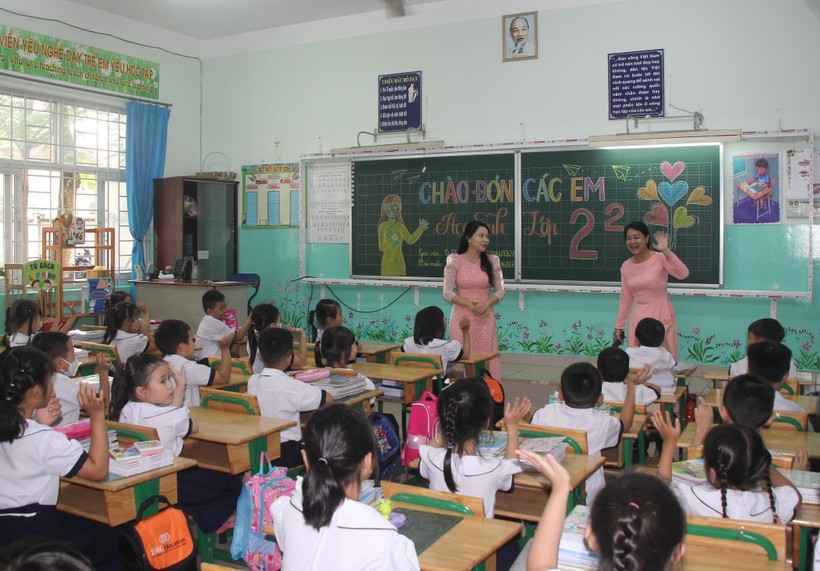 Ban Giám hiệu Trường tiểu học Lê Văn Việt đến từng lớp thăm hỏi học sinh trong ngày tựu trường.
