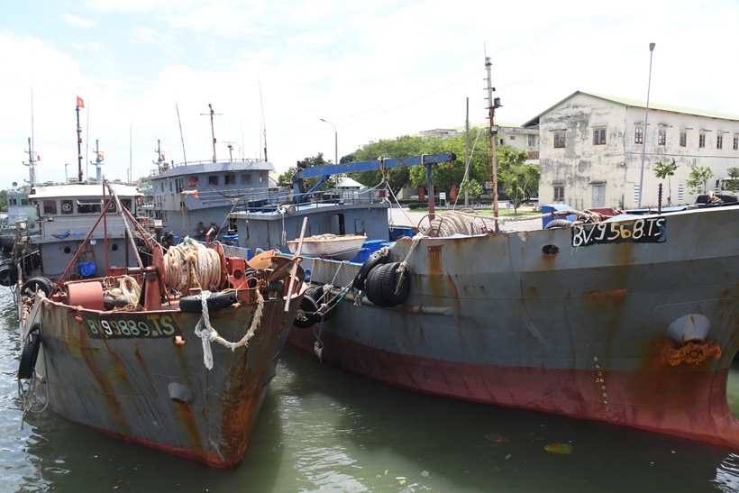 Lực lượng chức năng dẫn giải tàu vi phạm về cảng Hải đoàn Biên phòng 18 để tiếp tục điều tra xử lý.