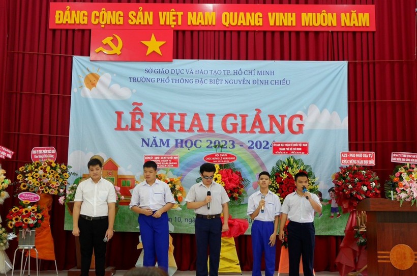 Tiết mục văn nghệ của học sinh Trường phổ thông đặc biệt Nguyễn Đình Chiểu tại buổi lễ khai giảng.
