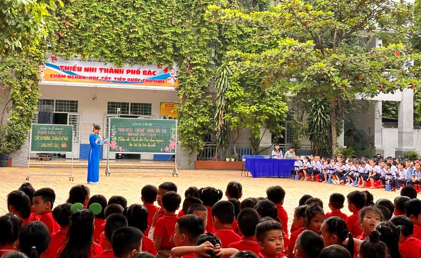 Trường tiểu học Lê Văn Việt (TP Thủ Đức) truyền thông y tế các phòng tránh bệnh đau mắt đỏ cho học sinh.