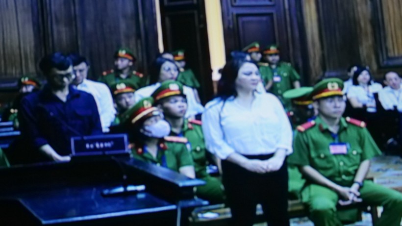 Bà Nguyễn Phương Hằng tại tòa.