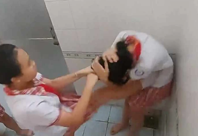 Hình ảnh nữ sinh bị đánh trong nhà vệ sinh. Ảnh cắt từ clip.