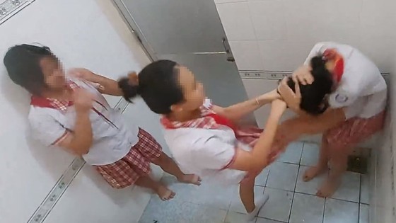 Nữ sinh đánh bạn trong nhà vệ sinh. Ảnh: Cắt từ clip.