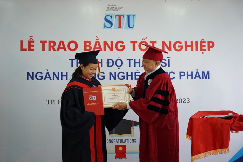 TS Trương Quang Mùi, Chủ tịch HĐQT STU trao bằng thạc sĩ và bằng khen cho học viên Nguyễn Thị Thùy Dương.