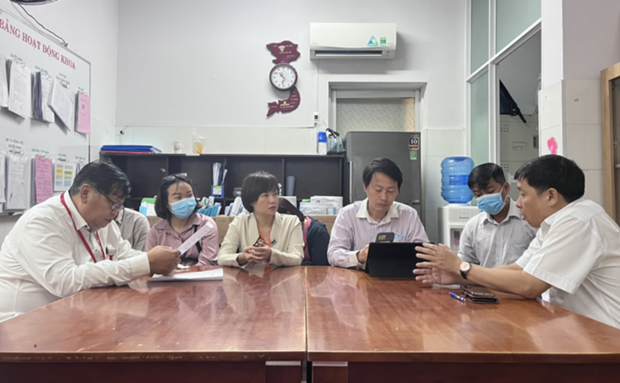 Tổ công tác Sở Y tế TPHCM làm việc tại Bệnh viện Lê Văn Thịnh về trường hợp tử vong và các trường hợp đang điều trị tại bệnh viện. Ảnh: Sở Y tế TPHCM.