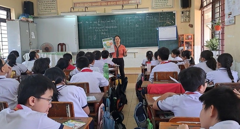 Nhân viên y tế Trường tiểu học Nguyễn Minh Quang (TP Thủ Đức, TPHCM) truyền thông, giáo dục sức khỏe cho học sinh.