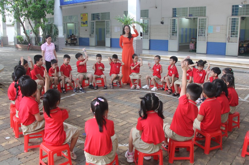 Tiết học của học sinh lớp 1, Trường tiểu học Lê Văn Việt (TPHCM).