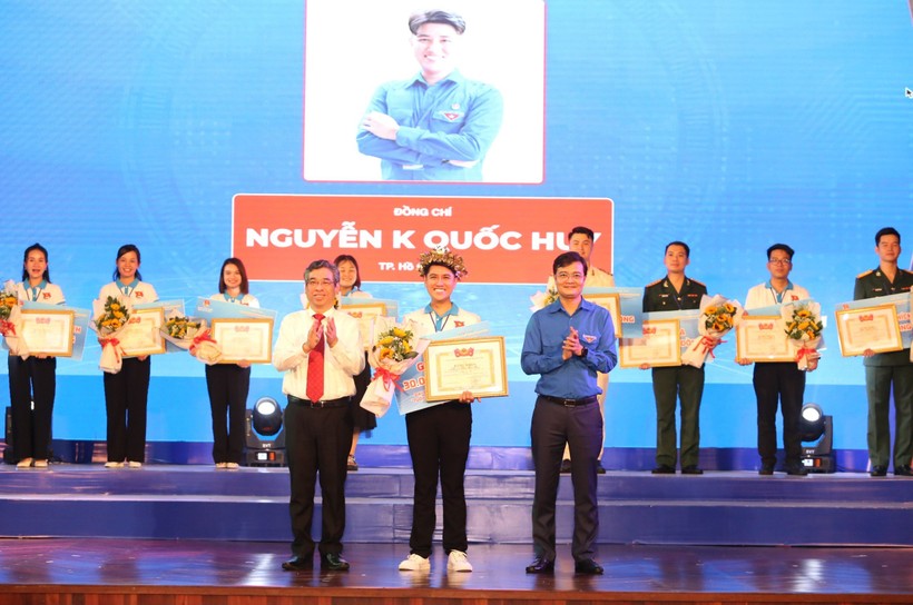 Bí thư thứ nhất Trung ương Đoàn - Bùi Quang Huy (phải) và Phó Bí thư Thành uỷ TPHCM - Nguyễn Phước Lộc trao giải Nhất cho thí sinh Nguyễn Khắc Quốc Huy.