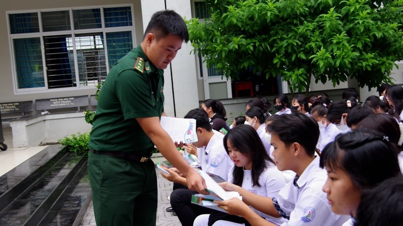 Lực lượng BĐBP tỉnh Bà Rịa-Vũng Tàu phát tờ rơi tuyên truyền Luật Biên phòng Việt Nam cho các em học sinh.