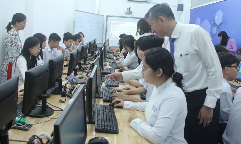 Học sinh Trường THPT Marie Curie tham gia vòng thi trực tuyến.