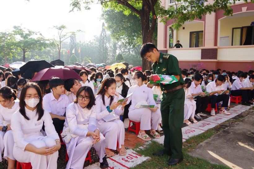 Cán bộ Biên phòng phát tờ rơi tuyên truyền Luật Biên phòng Việt Nam cho hơn 2.200 Giáo viên và học sinh Trường THPT Vũng Tàu.