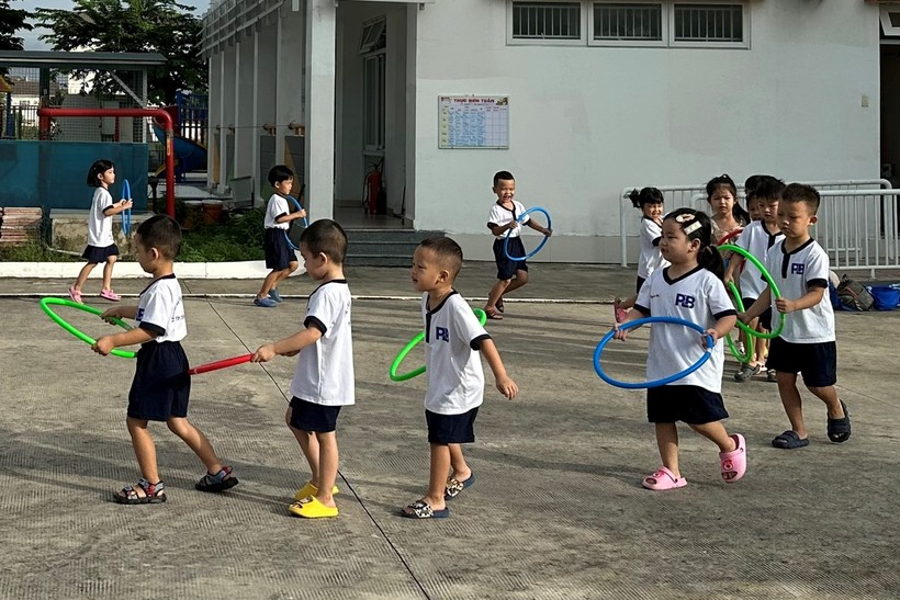 Trẻ Trường mầm non Phước Long B (TP Thủ Đức, TPHCM) trong giờ thể dục.