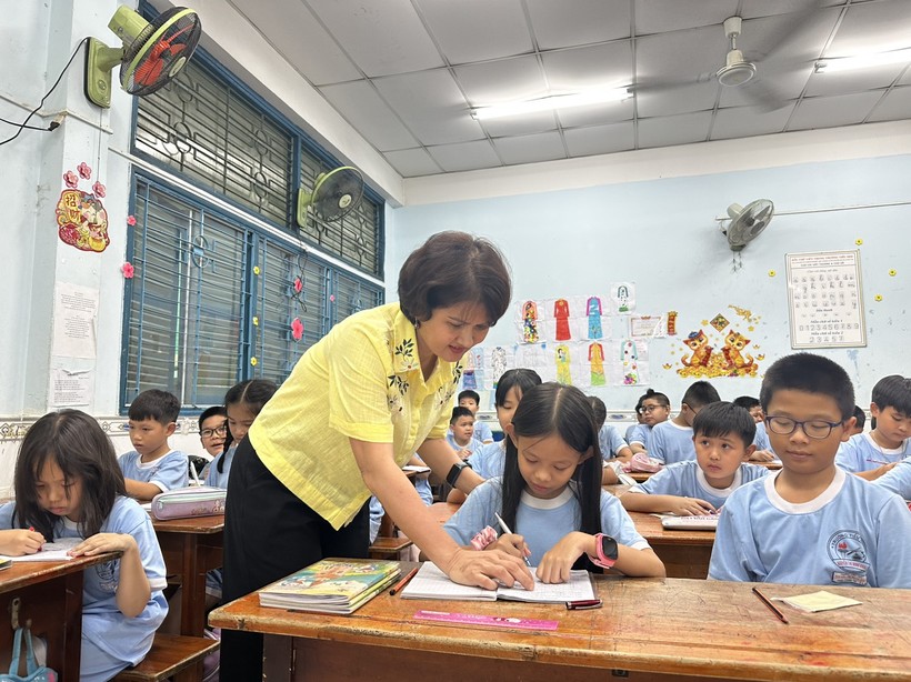 Cô Đỗ Thị Mai luôn quan tâm, chăm lo cho học sinh trong trường.