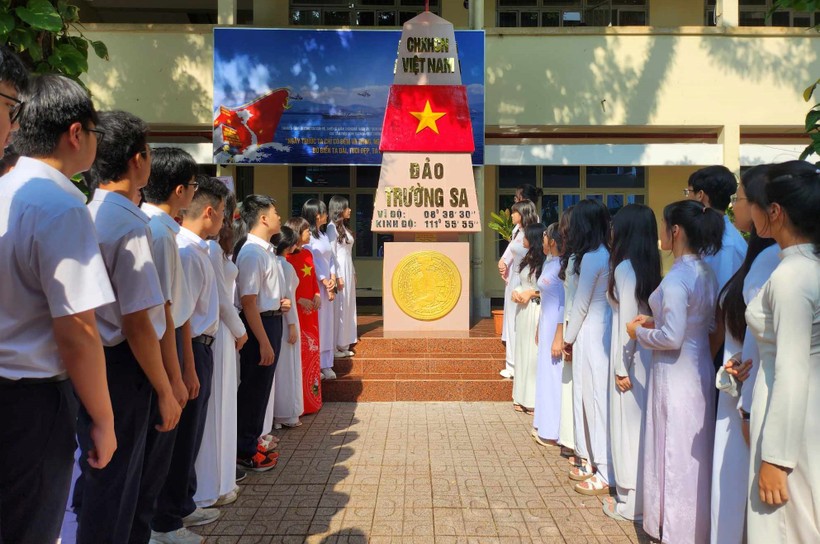 Trường THPT Nguyễn Công Trứ khánh thành mô hình cột mốc chủ quyền biển đảo Trường Sa.