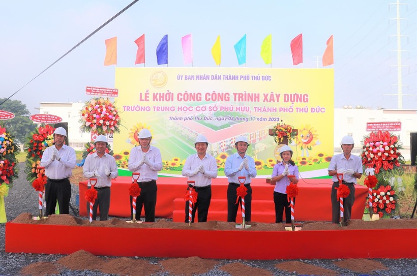 Các đại biểu thực hiện nghi thức khởi công công trình xây dựng Trường THCS Phú Hữu.