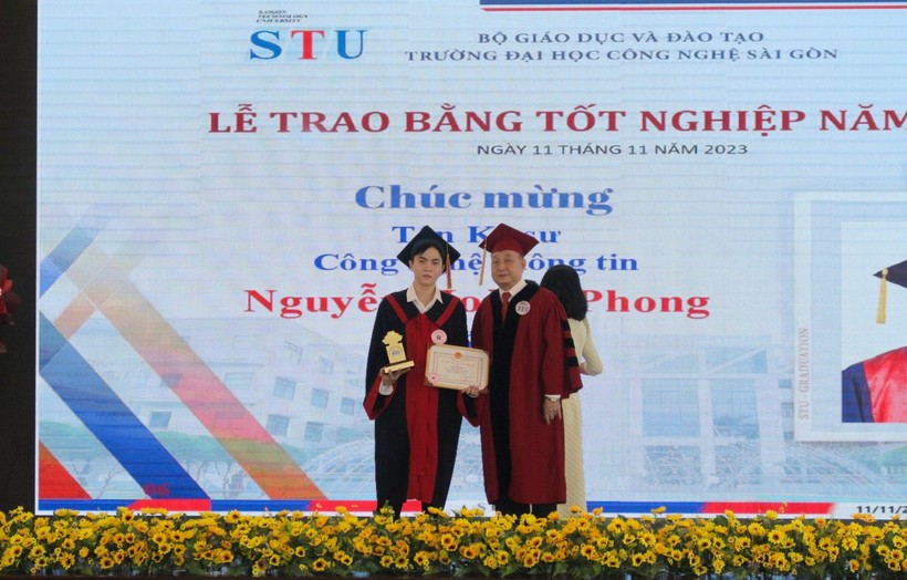 TS Trương Quang Mùi, Chủ tịch HĐQT trao bằng tốt nghiệp cho sinh viên.