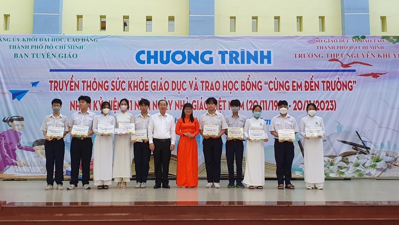 Lãnh đạo Ban Tuyên giáo Đảng uỷ Khối và Trường THPT Nguyễn Khuyến trao học bổng cho các em học sinh.