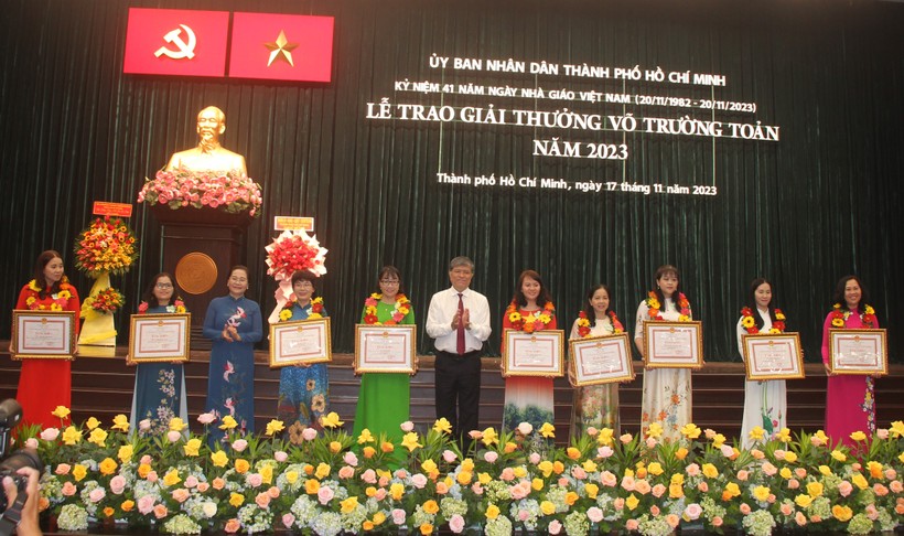 Bà Nguyễn Thị Lệ và ông Nguyễn Văn Hiếu tặng Bằng khen cho cán bộ, giáo viên đạt Giải thưởng Võ Trường Toản năm 2023.