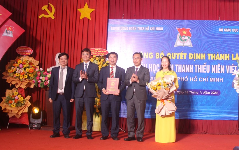 Bí thư thứ nhất Trung ương Đoàn Bùi Quang Huy và Thứ trưởng Bộ GD&ĐT Hoàng Minh Sơn trao quyết định và tặng hoa chúc mừng Phân hiệu Học viện thanh thiếu niên Việt Nam tại TPHCM.