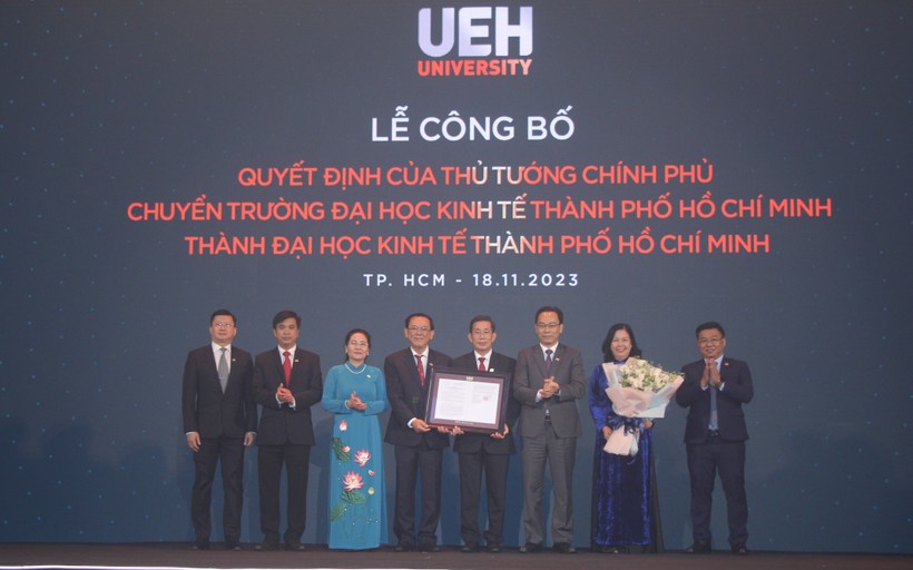 Thứ trưởng Bộ GD&ĐT Hoàng Minh Sơn và bà Nguyễn Thị Lệ, Phó Bí thư Thành ủy, Chủ tịch HĐND TPHCM trao quyết định của Thủ tướng Chính phủ và tặng hoa chúc mừng.