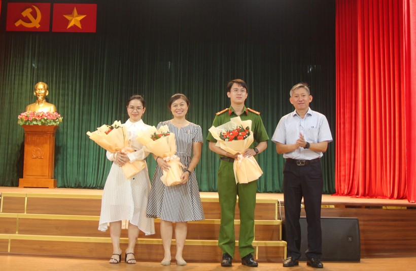 Ông Dương Trí Dũng tặng hoa cho các báo cáo viên.
