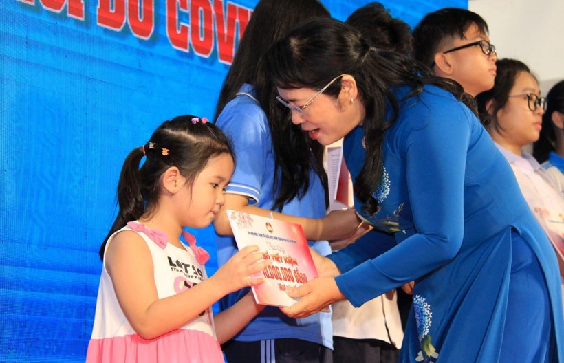 Lãnh đạo Ủy ban MTTQ Việt Nam TPHCM tặng sổ tiết kiệm cho học sinh mồ côi do COVID-19.