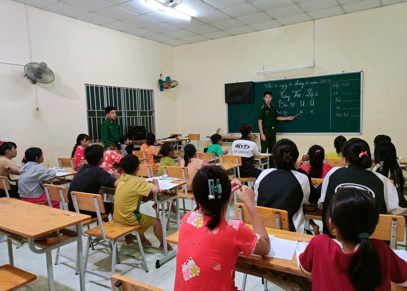 Cán bộ đồn Biên phòng Tuyên Bình giảng dạy học tại lớp học tình thương.