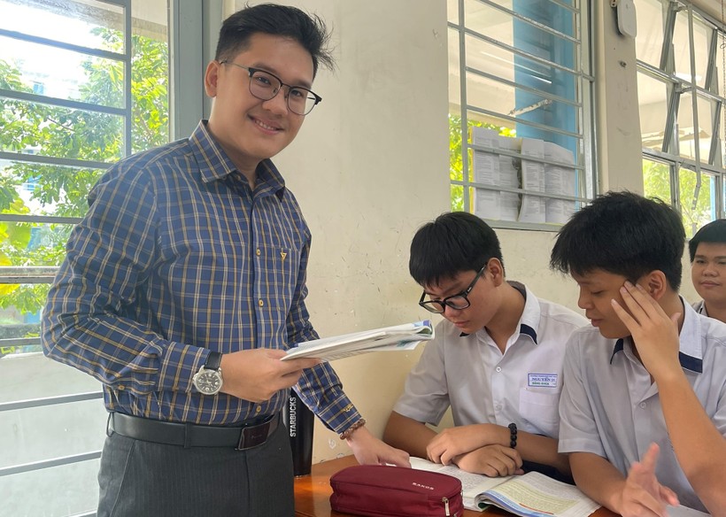Thầy Võ Minh Nghĩa, giáo viên Trường THPT Nguyễn Du.