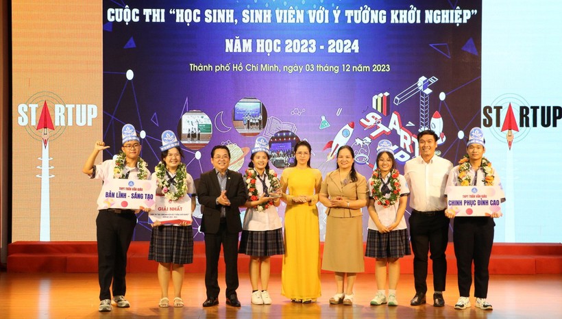 Ban tổ chức trao giải Nhất cho dự án Dự án của học sinh Trường THPT Trần Văn Giàu.