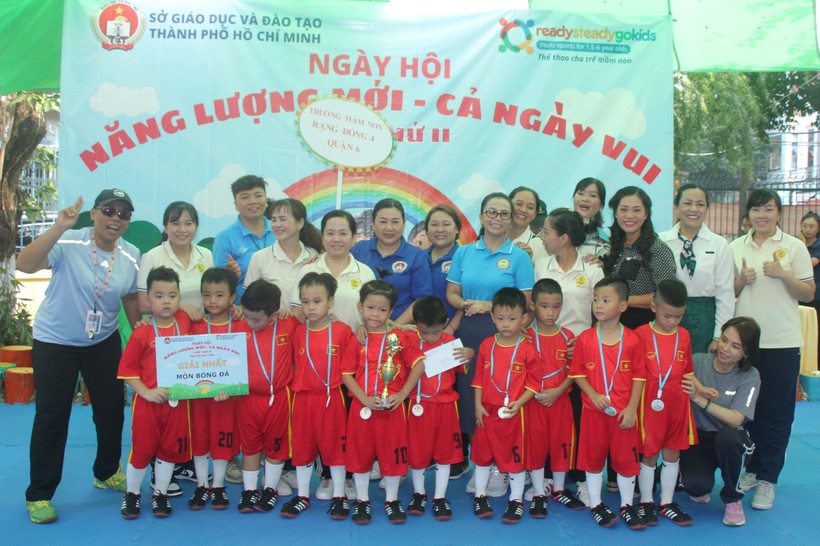 Ban tổ chức trao giải Nhất môn bóng đá cho đội đến từ Trường Mầm non Rạng Đông 4 (quận 6).