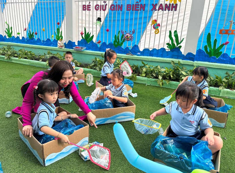 Trẻ tham gia hoạt động bé giữ gìn biển xanh.