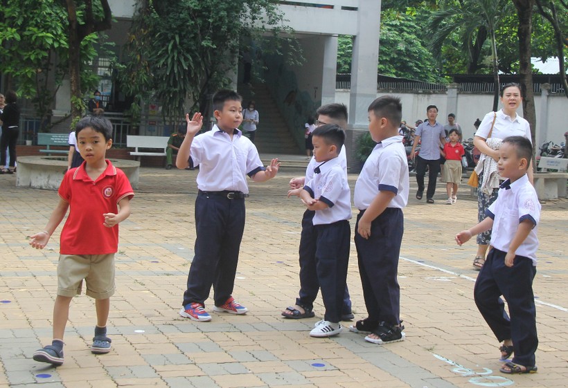 Học sinh Trường tiểu học Lê Văn Việt (TP Thủ Đức) trong ngày tựu trường năm 2023-2024.