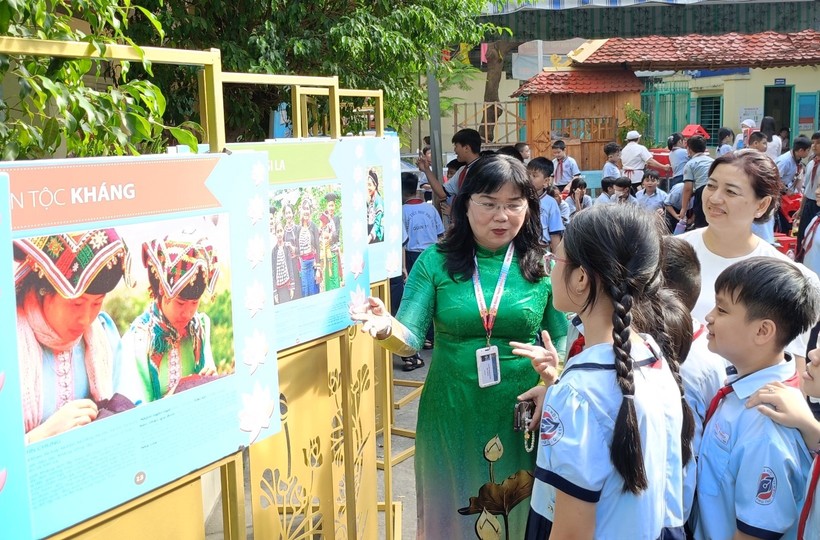 Cô Nguyễn Thị Kim Hương, thông tin cho học sinh về văn hóa các dân tộc Việt Nam.