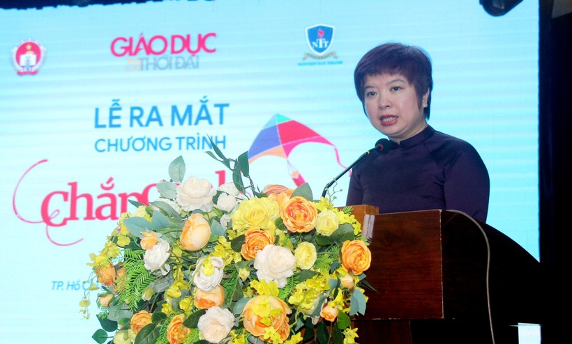 Nhà báo Dương Thanh Hương phát biểu tại buổi ra mắt.