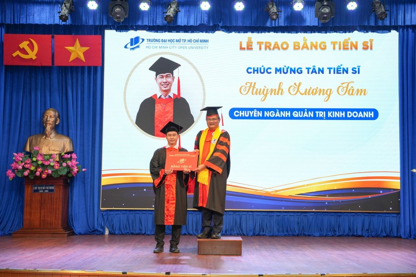 Trường Đại học Mở TPHCM trao bằng cho tân Tiến sĩ.