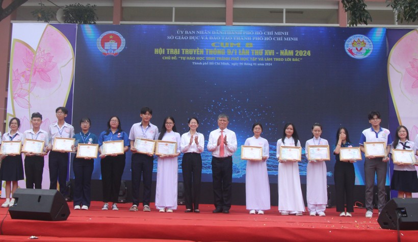 Lãnh đạo Sở GD&ĐT TPHCM và Thành đoàn thành phố trao tặng khen thưởng cho các em học sinh.
