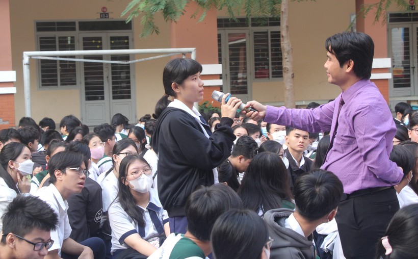 Học sinh Trường THPT Trần Quang Khải đặt câu hỏi với Thạc sĩ Tâm lý Võ Minh Thành, Giảng viên tại Khoa Tâm lý học, Trường Đại học Sư phạm TPHCM.
