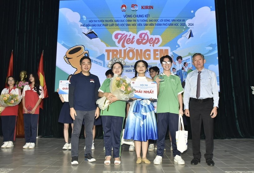 Ông Dương Trí Dũng và nhà đồng hành trao giải Nhất cho đội đến từ Trường THPT Tây Thạnh.