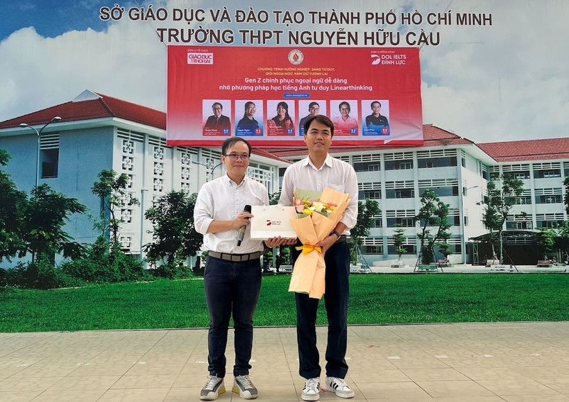 Đại diện DOL English - thầy Đình Phúc tặng quà đến trường THPT Nguyễn Hữu Cầu.