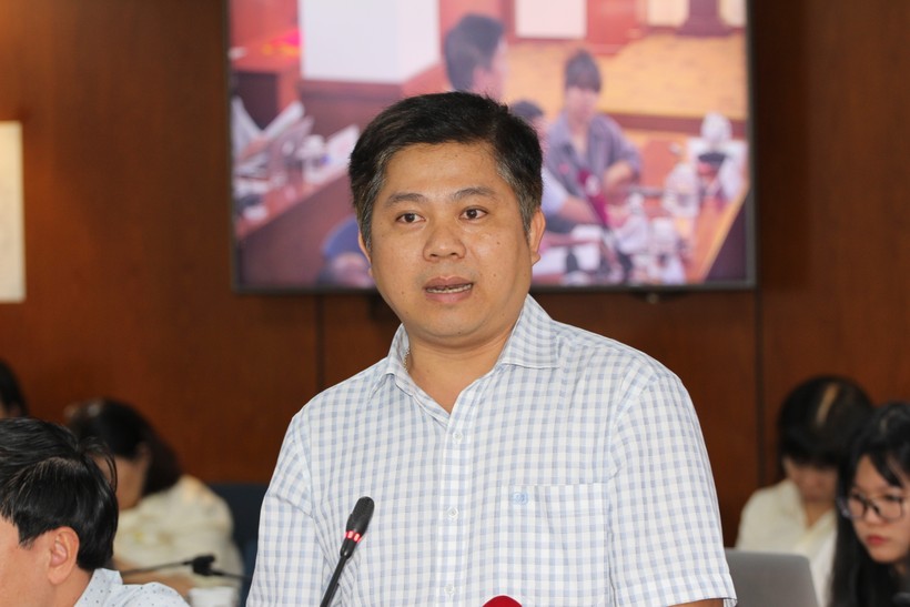 Ông Hồ Tấn Minh thông tin tại buổi họp báo.