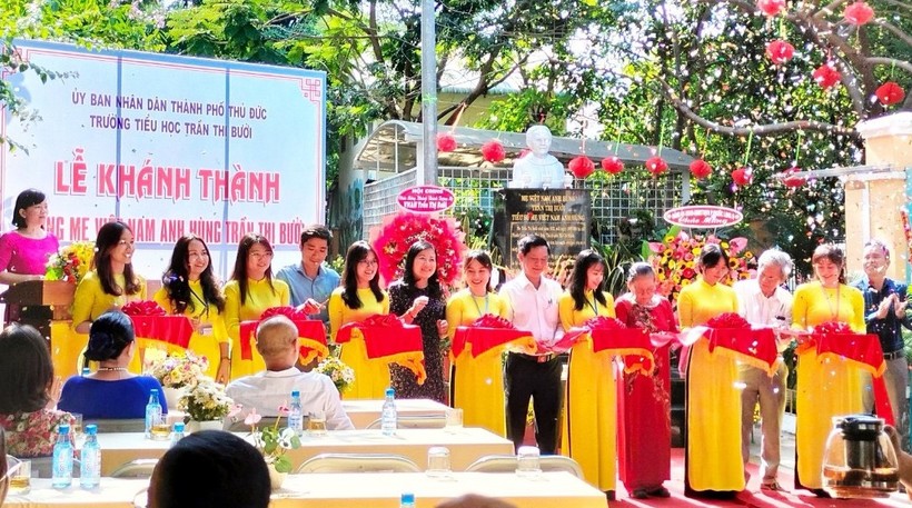 Lãnh đạo các phòng thuộc TP Thủ Đức, chính quyền địa phương, Trường tiểu học Trần Thị Bưởi và người thân cắt băng khánh thành tượng Mẹ Việt Nam Anh hùng Trần Thị Bưởi.